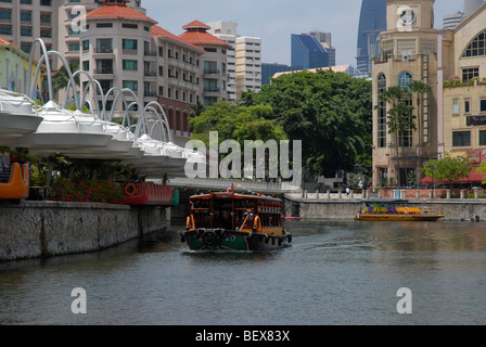 Bumboat vorbei Clarke Quay, Singapur Stockfoto