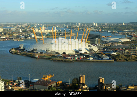 Blick von der O2 Arena in London Docklands genommen vom 27. Stock der Barclays Bank in Canary Wharf im Oktober 2009 Stockfoto