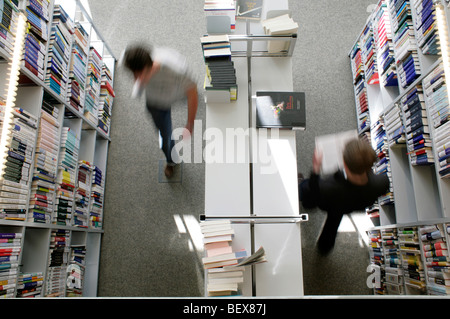 Studenten in der Bibliothek an der Hochschule Ingolstadt. Ingolstadt, Deutschland. Stockfoto