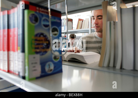 Studenten in der Bibliothek an der Hochschule Ingolstadt. Stockfoto