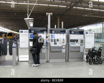 Verwendung von SB-Automaten St Pancras International, London Stockfoto