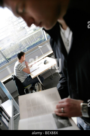 Studenten in der Bibliothek an der Hochschule Ingolstadt Stockfoto