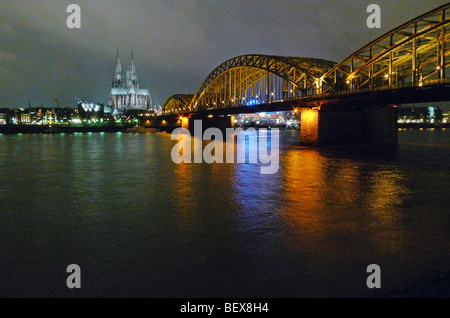 Köln mit Deutzer Brücke über den Rhein. Deutschland Stockfoto