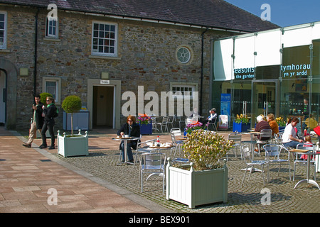 Das Café und Shop in The Stable Block am National Botanical Garden of Wales, Llangarthne, Carmarthenshire, Wales, UK Stockfoto