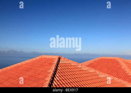 Dächer der Häuser über den Atlantischen Ozean. Foto: Willy Matheisl Stockfoto