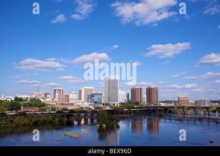 Richmond Skyline der Stadt von oben den James River. Stockfoto