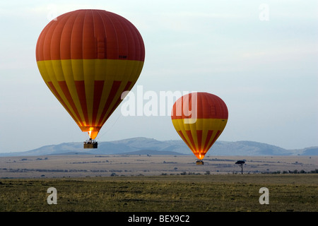 Zwei Heißluftballons über die Masai Mara National Reserve, Kenia Stockfoto