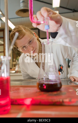 Chemisches Laboratorium Worker bei Henkel AG. Stockfoto