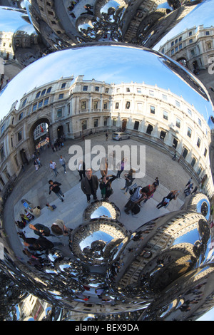 Anishs Skulptur mit dem Titel großer Baum und das Auge ausgestellt im Rathaushof Annenberg der Royal Academy, London Stockfoto