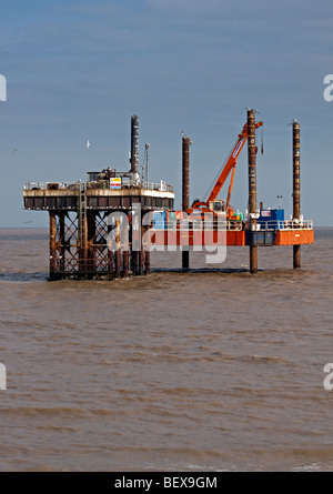 Kühlung Wasser Outlet Plattform und Mobile Rig, Sizewell Kraftwerk, Suffolk, England Stockfoto