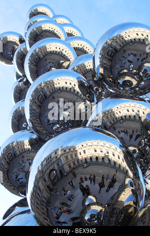 Die vielen Spiegel Kugeln von Anishs Skulptur großer Baum und das Auge in der Londoner Royal Academy Stockfoto