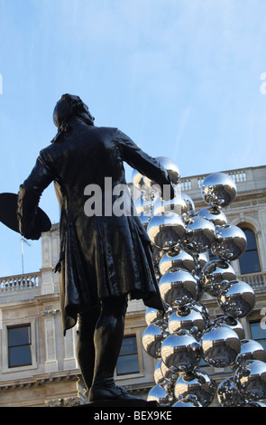 Anishs Skulptur großer Baum und das Auge an der Londoner Royal Academy und die Statue von Sir Joshua Reynolds, RA-Gründer Stockfoto