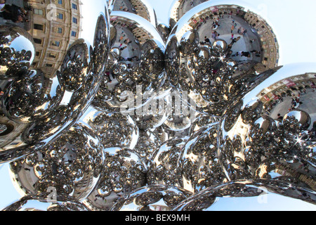 Die vielen Spiegel Kugeln von Anishs Skulptur großer Baum und das Auge in der Londoner Royal Academy Stockfoto