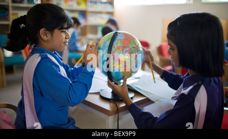 Studenten mit einem Globus-Klasse am National Book Foundation in Islamabad Stockfoto