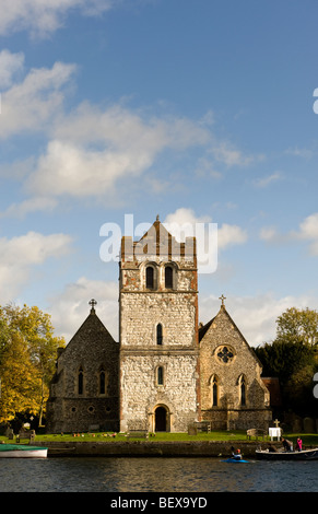 Allerheiligenkirche am Ufer der Themse in Bisham stromaufwärts von Marlow in der Nähe von Bisham Abbey Stockfoto