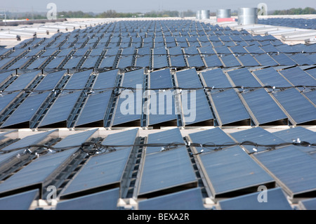 Photovoltaik-Anlage auf dem Dach der Volkswagen AG. Stockfoto