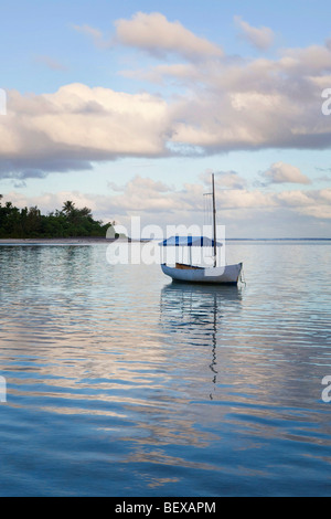 Kleines Boot am Horizont von Muri Beach auf Rarotonga in Cook-Inseln in der Südsee gesehen Stockfoto