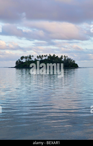 Tropical Island am Horizont von Muri Beach auf Rarotonga in Cook-Inseln in der Südsee gesehen Stockfoto