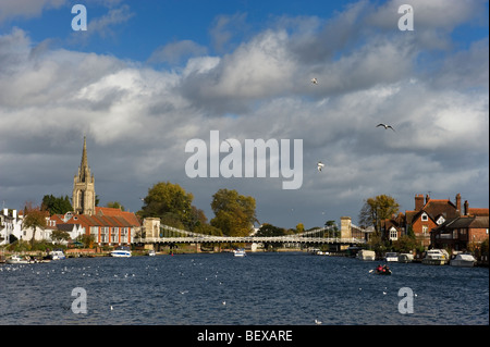 Downstream-Ansicht von Marlow Hängebrücke über den Fluss Themse; All Saints Church im Hintergrund. Stockfoto