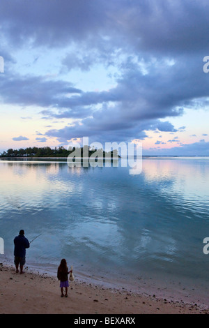 Tropical Island am Horizont von Muri Beach auf Rarotonga in Cook-Inseln in der Südsee gesehen Stockfoto