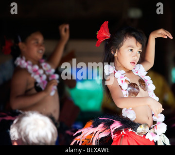 Junge polynesische Tänzer auf Rarotonga in Cook-Inseln in der Südsee Stockfoto