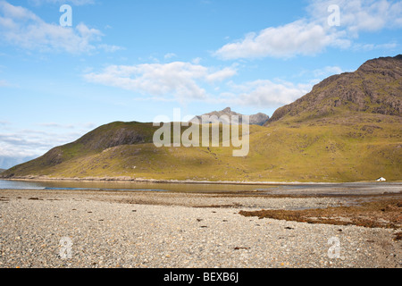 Der Strand von Camas Fhionnairigh auf Loch Scavaig bei Camasunary, Isle Of Skye, Schottland Stockfoto