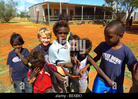 Aborigine-Kinder im australischen Outback, Murray Downs, Northern Territory, Australien. Stockfoto