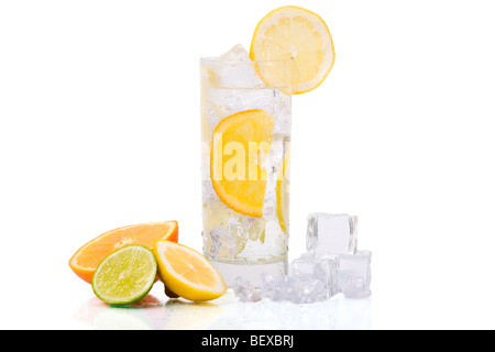 Erfrischende Eisgetränk. Glas erfrischenden Eiswasser mit Zitrusfrüchten Stockfoto