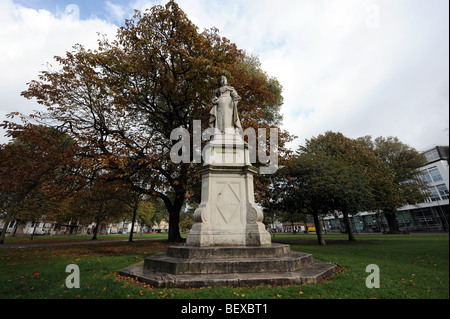 Die Statue von Königin Victoria in Victoria Gardens Brighton UK Stockfoto