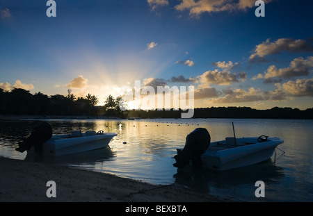 Sonnenuntergang am Meerseite und tropischen Strand Stockfoto