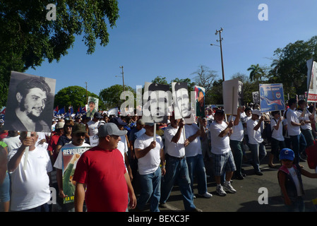 Parade die kubanische Revolution zu feiern, bei der International Workers' Day März, Havanna, Kuba. 1. Mai 2009 Stockfoto