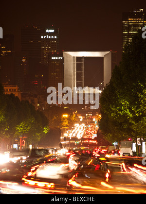 Zeigen Sie an, Avenue De La Grande Armee in Richtung Grande Arche La Defense Paris Frankreich Stockfoto