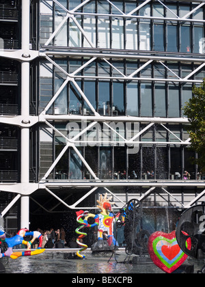 Brunnen außerhalb Centre Georges Pompidou inspiriert von musikalischen Ballett der Feuervogel Stockfoto