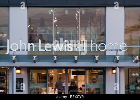 John Lewis neue Konzept "John Lewis zu Hause" speichern öffnet in Poole, Dorset. Dies ist die erste Filiale unter diesem neuen Banner. Stockfoto