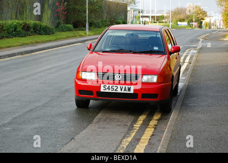 ein roter VW Polo parkte auf doppelte gelbe Linien, Bolton, Großbritannien Stockfoto