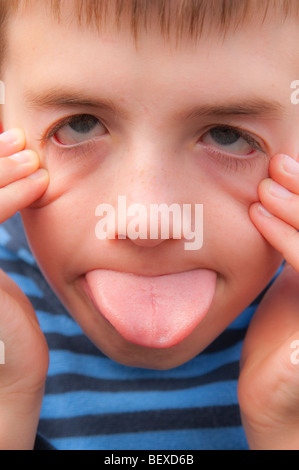 Ein Modell veröffentlicht neun Jahre alten Jungen ziehen ein dummes Gesicht im Vereinigten Königreich Stockfoto