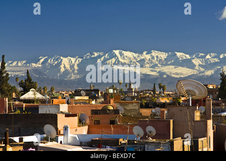 Satellitenschüsseln. Blick von oben auf dem Dach von Marrakesch mit schneebedeckten Atlasgebirge im Hintergrund. Marokko, Nordafrika Stockfoto