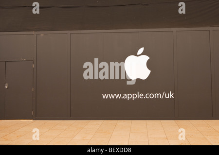 Ein Zeichen außerhalb der neuen Apple Shop speichern vor der Eröffnung in Norwich, Norfolk, Großbritannien Stockfoto