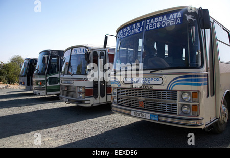 Reihe von alten Bedford Busse, die für lokale Dienstleistungen in Pano Lefkara Republik Zypern Stockfoto