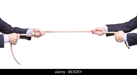 Zwei Geschäftsleute ziehen ein Seil isoliert auf weißem Hintergrund Stockfoto