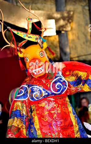 Paris, Frankreich, Tibetanischer Mönch in traditioneller Kleidung, Maske, darstellender Ritualtanz, buddhistische Zeremonie, Porträt Stockfoto