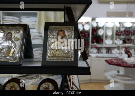 religiöse Symbole und Silber im Shop in Takis und Gregoria Traditionshaus in Pano Lefkara Republik Zypern Europa Stockfoto