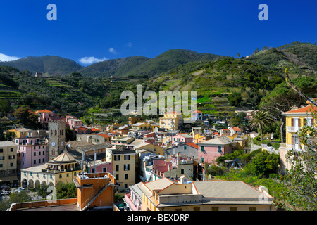 Das Dorf von Monterosso al Mare liegt an den Ausläufern des Cinque Terre Nationalparks, Ligurien, Italien. Stockfoto