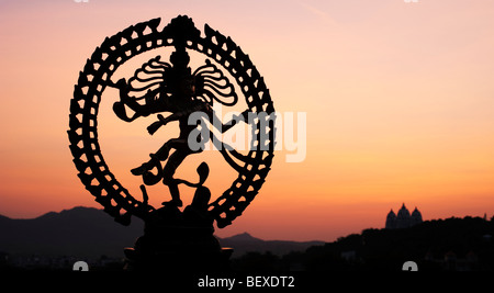 Lord Shiva Statue, Nataraja Silhouette vor einem indischen Tempel Sonnenaufgang Hintergrund tanzen. Indien Stockfoto