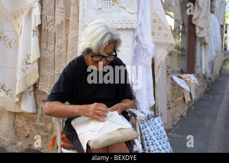 alten grauen Haaren Witwe Nähen traditionelle Spitze Handarbeit vor dem Familie Geschäft in Pano Lefkara Republik Zypern Europa Stockfoto