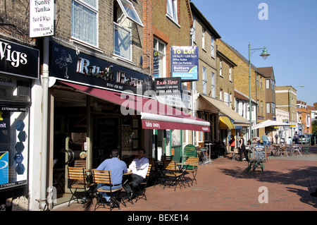 Outdoor-Restaurants und Cafés, High Street, Egham, Surrey, England, Vereinigtes Königreich Stockfoto