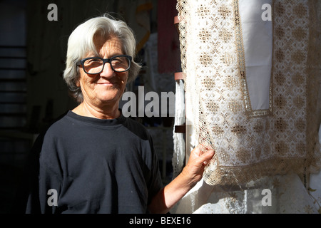 alten grauen Haaren Witwe stehend mit traditionellen Spitzen Handarbeit vor dem Familie Geschäft in Pano Lefkara Republik Zypern Europa Stockfoto