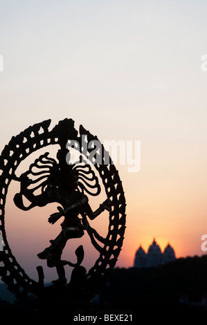 Lord Shiva Statue, Nataraja Silhouette vor einem indischen Tempel Sonnenaufgang Hintergrund tanzen. Indien Stockfoto