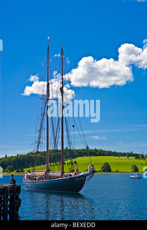 Die berühmten Schoner Bluenose II am Kai in der Stadt Lunenburg, UNESCO-Weltkulturerbe, Lunenburg Hafen, Leuchtturm Ro Stockfoto