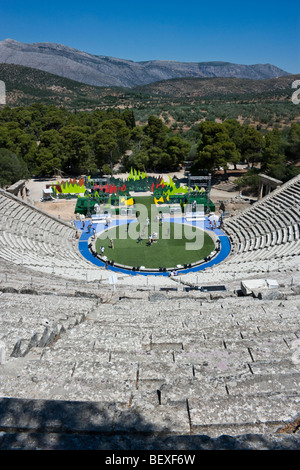 Ansicht des Theaters in Epidauros während der Festspielzeit. Stockfoto